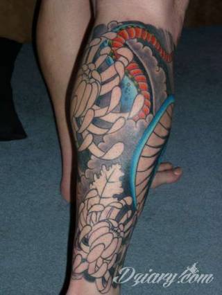 Tatuaże na nodze - szczególnie na łydce - w imponujący sposób nadają ciału dynamiki. Pozwalają na ciekawe wkoponowanie kończyny w większy układ graficzny. Tak powstają tatuaże, które z nogi czynią obraz. 