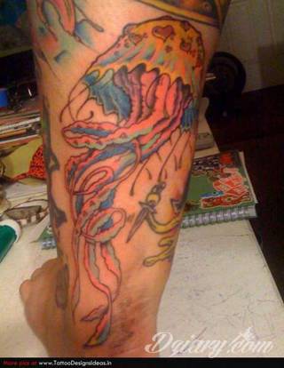 Tatuaże na nodze - szczególnie na łydce - w imponujący sposób nadają ciału dynamiki. Pozwalają na ciekawe wkoponowanie kończyny w większy układ graficzny. Tak powstają tatuaże, które z nogi czynią obraz. 