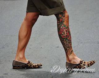 Tatuaże na nodze - szczególnie na łydce - w imponujący sposób nadają ciału dynamiki. Pozwalają na ciekawe wkoponowanie kończyny w większy układ graficzny. Tak powstają tatuaże, które z nogi czynią obraz. 