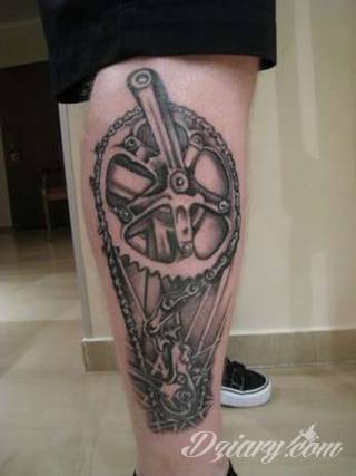 Tatuaże na nodze - szczególnie na łydce - w imponujący sposób nadają ciału dynamiki. Pozwalają na ciekawe wkoponowanie kończyny w większy układ graficzny. Tak powstają tatuaże, które z nogi czynią obraz. 