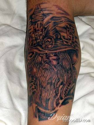 Tatuaże na nodze - szczególnie na łydce - w imponujący sposób nadają ciału dynamiki. Pozwalają na ciekawe wkoponowanie kończyny w większy układ graficzny. Tak powstają tatuaże, które z nogi czynią obraz. 