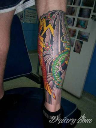 Tatuaże na nodze - szczególnie na łydce - w imponujący sposób nadają ciału dynamiki. Pozwalają na ciekawe wkoponowanie kończyny w większy układ graficzny. Tak powstają tatuaże, które z nogi czynią obraz. 