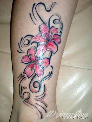 Tatuaże na nodze - szczególnie na łydce - w imponujący sposób nadają ciału dynamiki. Pozwalają na ciekawe wkoponowanie kończyny w większy układ graficzny. Tak powstają tatuaże, które z nogi czynią obraz. 