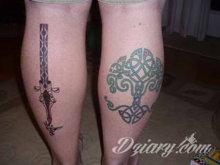Tatuaże na nodze - szczególnie na łydce - w imponujący sposób nadają ciału dynamiki. Pozwalają na ciekawe wkoponowanie kończyny w większy układ graficzny. Tak powstają tatuaże, które z nogi czynią obraz. 