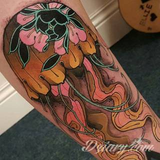 Tatuaże na nodze - szczególnie na łydce - w imponujący sposób nadają ciału dynamiki. Pozwalają na ciekawe wkoponowanie kończyny w większy układ graficzny. Tak powstają tatuaże, które z nogi czynią obraz. 