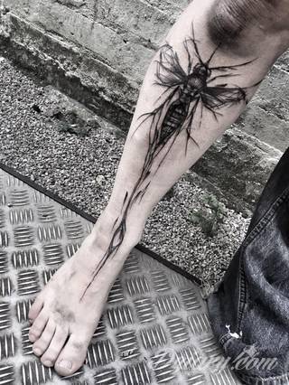 Tatuaże na nodze - szczególnie na łydce - w imponujący sposób nadają ciału dynamiki. Pozwalają na ciekawe wkoponowanie kończyny w większy układ graficzny. Tak powstają tatuaże, które z nogi czynią obraz. 