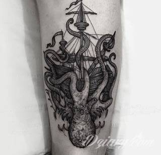 Tatuaże na nodze - szczególnie na łydce - w imponujący sposób nadają ciału dynamiki. Pozwalają na ciekawe wkoponowanie kończyny w większy układ graficzny. Tak powstają tatuaże, które z nogi czynią obraz. 