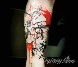 Tatuaże na nodze - szczególnie na łydce - w imponujący sposób nadają ciału dynamiki. Pozwalają na ciekawe wkoponowanie kończyny w większy układ graficzny. Tak powstają tatuaże, które z nogi czynią obraz. 