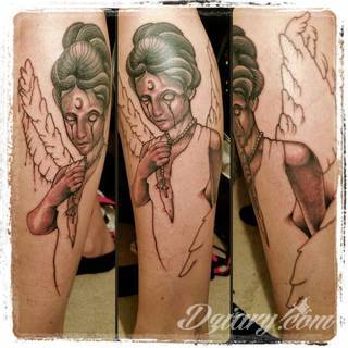 Tatuaże na nodze - szczególnie na łydce - w imponujący sposób nadają ciału dynamiki. Pozwalają na ciekawe wkoponowanie kończyny w większy układ graficzny. Tak powstają tatuaże, które z nogi czynią obraz. 