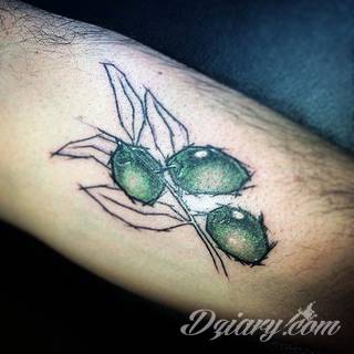 Tatuaże na nodze - szczególnie na łydce - w imponujący sposób nadają ciału dynamiki. Pozwalają na ciekawe wkoponowanie kończyny w większy układ graficzny. Tak powstają tatuaże, które z nogi czynią obraz. 