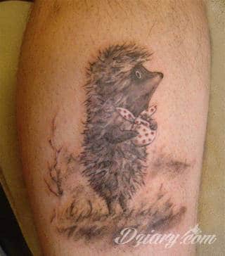 Tatuaże na nodze - szczególnie na łydce - w imponujący sposób nadają ciału dynamiki. Pozwalają na ciekawe wkoponowanie kończyny w większy układ graficzny. Tak powstają tatuaże, które z nogi czynią obraz. 