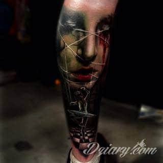 Tatuaże na nodze - szczególnie na łydce - w imponujący sposób nadają ciału dynamiki. Pozwalają na ciekawe wkoponowanie kończyny w większy układ graficzny. Tak powstają tatuaże, które z nogi czynią obraz. 