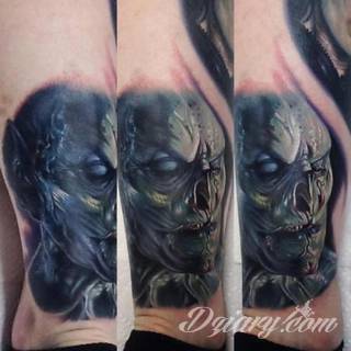 Tatuaże na nodze - szczególnie na łydce - w imponujący sposób nadają ciału dynamiki. Pozwalają na ciekawe wkoponowanie kończyny w większy układ graficzny. Tak powstają tatuaże, które z nogi czynią obraz. 