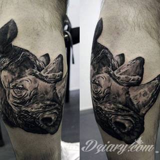 Tatuaże na nodze - szczególnie na łydce - w imponujący sposób nadają ciału dynamiki. Pozwalają na ciekawe wkoponowanie kończyny w większy układ graficzny. Tak powstają tatuaże, które z nogi czynią obraz. 