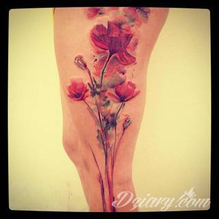 Tatuaże na nodze - szczególnie na łydce - w imponujący sposób nadają ciału dynamiki. Pozwalają na ciekawe wkoponowanie kończyny w większy układ graficzny. Tak powstają tatuaże, które z nogi czynią obraz. 