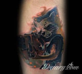 Tatuaże na nodze - szczególnie na łydce - w imponujący sposób nadają ciału dynamiki. Pozwalają na ciekawe wkoponowanie kończyny w większy układ graficzny. Tak powstają tatuaże, które z nogi czynią obraz. 