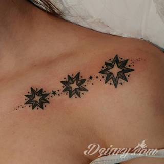 Obojczyk stanowi niezwykle intrygujące miejsce na niebanalny tatuaż. Jego konstrukcja daje ciekawy szkielet do smukłej formy, a ulokowanie na ciele - nieograniczone możliwości kreacji graficznej. 