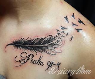 Obojczyk stanowi niezwykle intrygujące miejsce na niebanalny tatuaż. Jego konstrukcja daje ciekawy szkielet do smukłej formy, a ulokowanie na ciele - nieograniczone możliwości kreacji graficznej. 