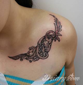 Obojczyk stanowi niezwykle intrygujące miejsce na niebanalny tatuaż. Jego konstrukcja daje ciekawy szkielet do smukłej formy, a ulokowanie na ciele - nieograniczone możliwości kreacji graficznej. 