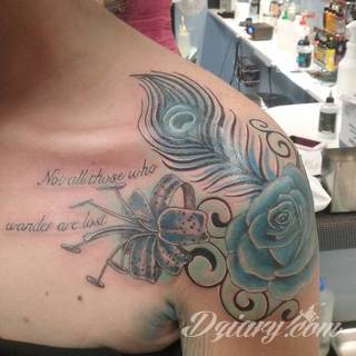 Obojczyk stanowi niezwykle intrygujące miejsce na niebanalny tatuaż. Jego konstrukcja daje ciekawy szkielet do smukłej formy, a ulokowanie na ciele - nieograniczone możliwości kreacji graficznej. 