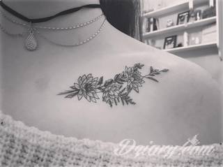 Obojczyk stanowi niezwykle intrygujące miejsce na niebanalny tatuaż. Jego konstrukcja daje ciekawy szkielet do smukłej formy, a ulokowanie na ciele - nieograniczone możliwości kreacji graficznej. 