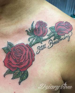 Obojczyk stanowi niezwykle intrygujące miejsce na niebanalny tatuaż. Jego konstrukcja daje ciekawy szkielet do smukłej formy, a ulokowanie na ciele - nieograniczone możliwości kreacji graficznej. 