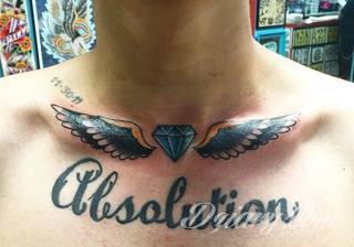 Obojczyk stanowi niezwykle intrygujące miejsce na niebanalny tatuaż. Jego konstrukcja daje ciekawy szkielet do smukłej formy, a ulokowanie na ciele - nieograniczone możliwości kreacji graficznej. 