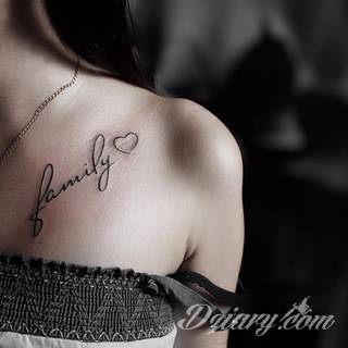 Obojczyk stanowi niezwykle intrygujące miejsce na niebanalny tatuaż. Jego konstrukcja daje ciekawy szkielet do smukłej formy, a ulokowanie na ciele - nieograniczone możliwości kreacji graficznej. 