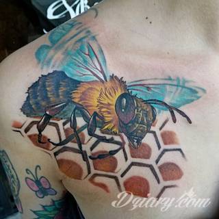 Obojczyk stanowi niezwykle intrygujące miejsce na niebanalny tatuaż. Jego konstrukcja daje ciekawy szkielet do smukłej formy, a ulokowanie na ciele - nieograniczone możliwości kreacji graficznej. 