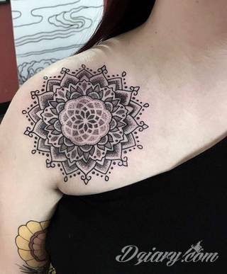 Obojczyk stanowi niezwykle intrygujące miejsce na niebanalny tatuaż. Jego konstrukcja daje ciekawy szkielet do smukłej formy, a ulokowanie na ciele - nieograniczone możliwości kreacji graficznej. 