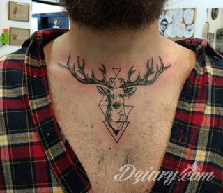 Obojczyk stanowi niezwykle intrygujące miejsce na niebanalny tatuaż. Jego konstrukcja daje ciekawy szkielet do smukłej formy, a ulokowanie na ciele - nieograniczone możliwości kreacji graficznej. 