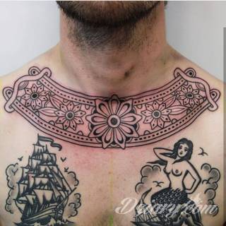 Obojczyk stanowi niezwykle intrygujące miejsce na niebanalny tatuaż. Jego konstrukcja daje ciekawy szkielet do smukłej formy, a ulokowanie na ciele - nieograniczone możliwości kreacji graficznej. 