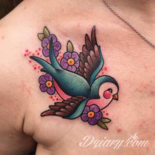 Obojczyk stanowi niezwykle intrygujące miejsce na niebanalny tatuaż. Jego konstrukcja daje ciekawy szkielet do smukłej formy, a ulokowanie na ciele - nieograniczone możliwości kreacji graficznej. 