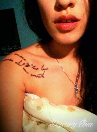 Obojczyk stanowi niezwykle intrygujące miejsce na niebanalny tatuaż. Jego konstrukcja daje ciekawy szkielet do smukłej formy, a ulokowanie na ciele - nieograniczone możliwości kreacji graficznej. 