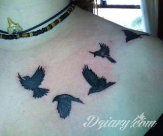 Obojczyk stanowi niezwykle intrygujące miejsce na niebanalny tatuaż. Jego konstrukcja daje ciekawy szkielet do smukłej formy, a ulokowanie na ciele - nieograniczone możliwości kreacji graficznej. 