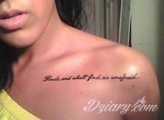 Obojczyk stanowi niezwykle intrygujące miejsce na niebanalny tatuaż. Jego konstrukcja daje ciekawy szkielet do smukłej formy, a ulokowanie na ciele - nieograniczone możliwości kreacji graficznej. 