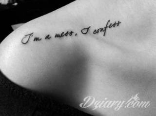 Obojczyk stanowi niezwykle intrygujące miejsce na niebanalny tatuaż. Jego konstrukcja daje ciekawy szkielet do smukłej formy, a ulokowanie na ciele - nieograniczone możliwości kreacji graficznej. 