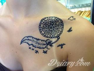 Obojczyk stanowi niezwykle intrygujące miejsce na niebanalny tatuaż. Jego konstrukcja daje ciekawy szkielet do smukłej formy, a ulokowanie na ciele - nieograniczone możliwości kreacji graficznej. 