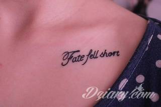 Obojczyk stanowi niezwykle intrygujące miejsce na niebanalny tatuaż. Jego konstrukcja daje ciekawy szkielet do smukłej formy, a ulokowanie na ciele - nieograniczone możliwości kreacji graficznej. 