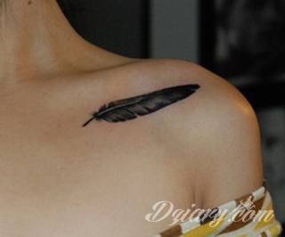 Obojczyk stanowi niezwykle intrygujące miejsce na niebanalny tatuaż. Jego konstrukcja daje ciekawy szkielet do smukłej formy, a ulokowanie na ciele - nieograniczone możliwości kreacji graficznej. 