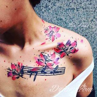 Obojczyk stanowi niezwykle intrygujące miejsce na niebanalny tatuaż. Jego konstrukcja daje ciekawy szkielet do smukłej formy, a ulokowanie na ciele - nieograniczone możliwości kreacji graficznej. 