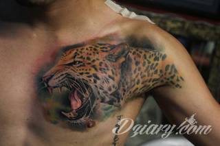 Obojczyk stanowi niezwykle intrygujące miejsce na niebanalny tatuaż. Jego konstrukcja daje ciekawy szkielet do smukłej formy, a ulokowanie na ciele - nieograniczone możliwości kreacji graficznej. 