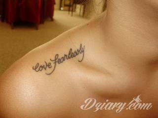 Obojczyk stanowi niezwykle intrygujące miejsce na niebanalny tatuaż. Jego konstrukcja daje ciekawy szkielet do smukłej formy, a ulokowanie na ciele - nieograniczone możliwości kreacji graficznej. 