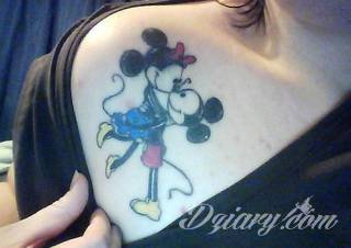 Obojczyk stanowi niezwykle intrygujące miejsce na niebanalny tatuaż. Jego konstrukcja daje ciekawy szkielet do smukłej formy, a ulokowanie na ciele - nieograniczone możliwości kreacji graficznej. 