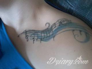 Obojczyk stanowi niezwykle intrygujące miejsce na niebanalny tatuaż. Jego konstrukcja daje ciekawy szkielet do smukłej formy, a ulokowanie na ciele - nieograniczone możliwości kreacji graficznej. 