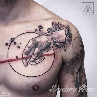 Obojczyk stanowi niezwykle intrygujące miejsce na niebanalny tatuaż. Jego konstrukcja daje ciekawy szkielet do smukłej formy, a ulokowanie na ciele - nieograniczone możliwości kreacji graficznej. 