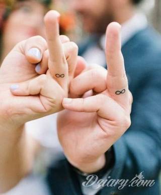 Krótkie hasło, niewielki symboliczny rysunek, większa grafika wplatająca dłonie w tło - tatuaże na palcach to nieograniczona wręcz liczba rozwiązań. Doskonale dopasować można je zarówno do subtelnego ciała kobiety jak i silnych dłoni męskich. 