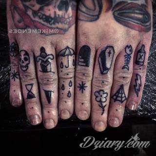 Krótkie hasło, niewielki symboliczny rysunek, większa grafika wplatająca dłonie w tło - tatuaże na palcach to nieograniczona wręcz liczba rozwiązań. Doskonale dopasować można je zarówno do subtelnego ciała kobiety jak i silnych dłoni męskich. 