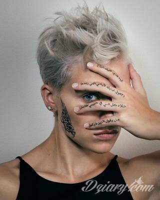 Krótkie hasło, niewielki symboliczny rysunek, większa grafika wplatająca dłonie w tło - tatuaże na palcach to nieograniczona wręcz liczba rozwiązań. Doskonale dopasować można je zarówno do subtelnego ciała kobiety jak i silnych dłoni męskich. 