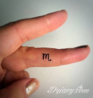 Krótkie hasło, niewielki symboliczny rysunek, większa grafika wplatająca dłonie w tło - tatuaże na palcach to nieograniczona wręcz liczba rozwiązań. Doskonale dopasować można je zarówno do subtelnego ciała kobiety jak i silnych dłoni męskich. 